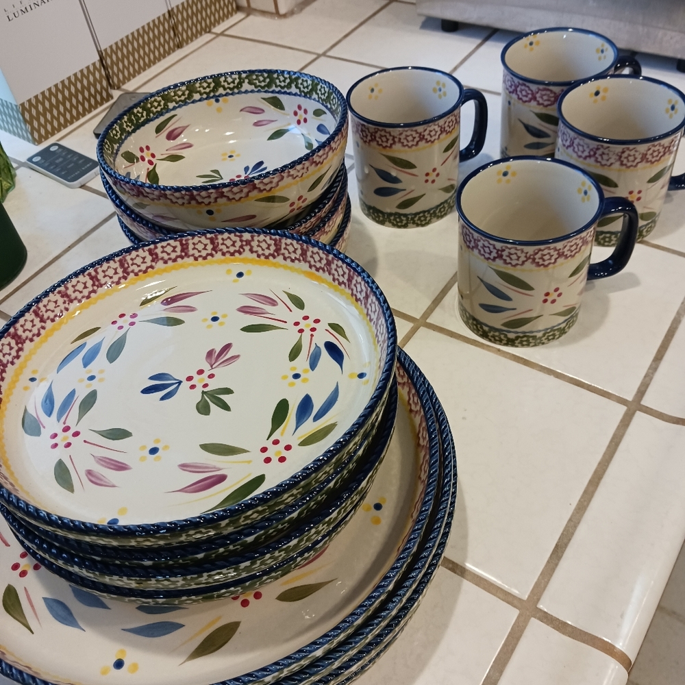 TEMPTATIONS DINÑER SET FOR 4 CONFETTI PATTERN